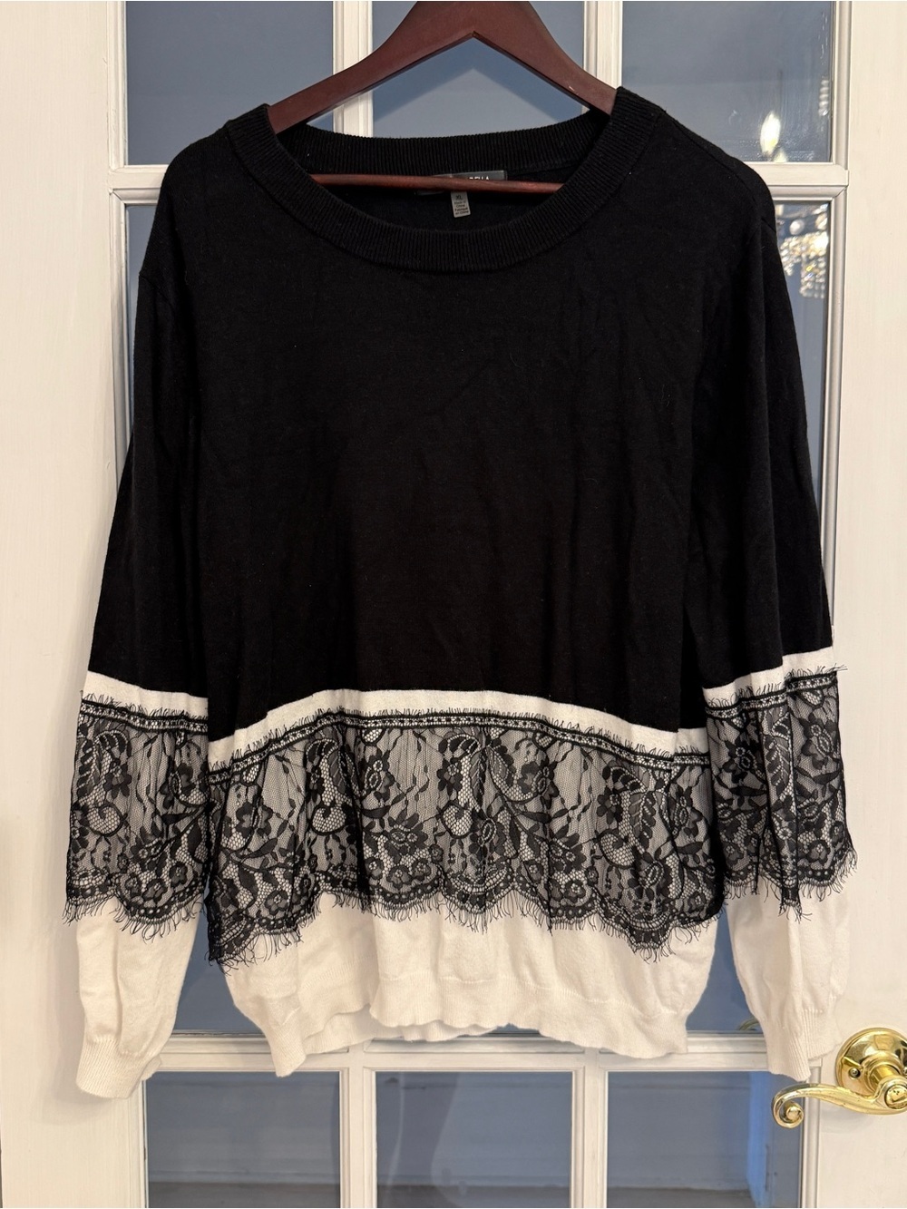GABBY ISABELLA Women's Black & White Color Block Lace Detail Crewneck Sweater